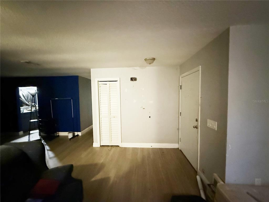 A room with light wood-look flooring, a white door, a closet, and a blue accent wall — 1521 W SAINT ELIZABETH PLACE, CITRUS SPRINGS, FL