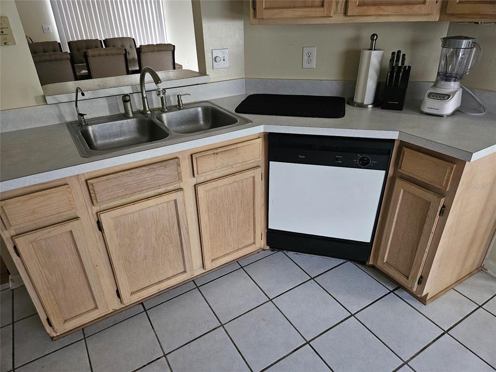 8033 MACDOUGALL DRIVE E, JACKSONVILLE, FL — photo 4 of 10