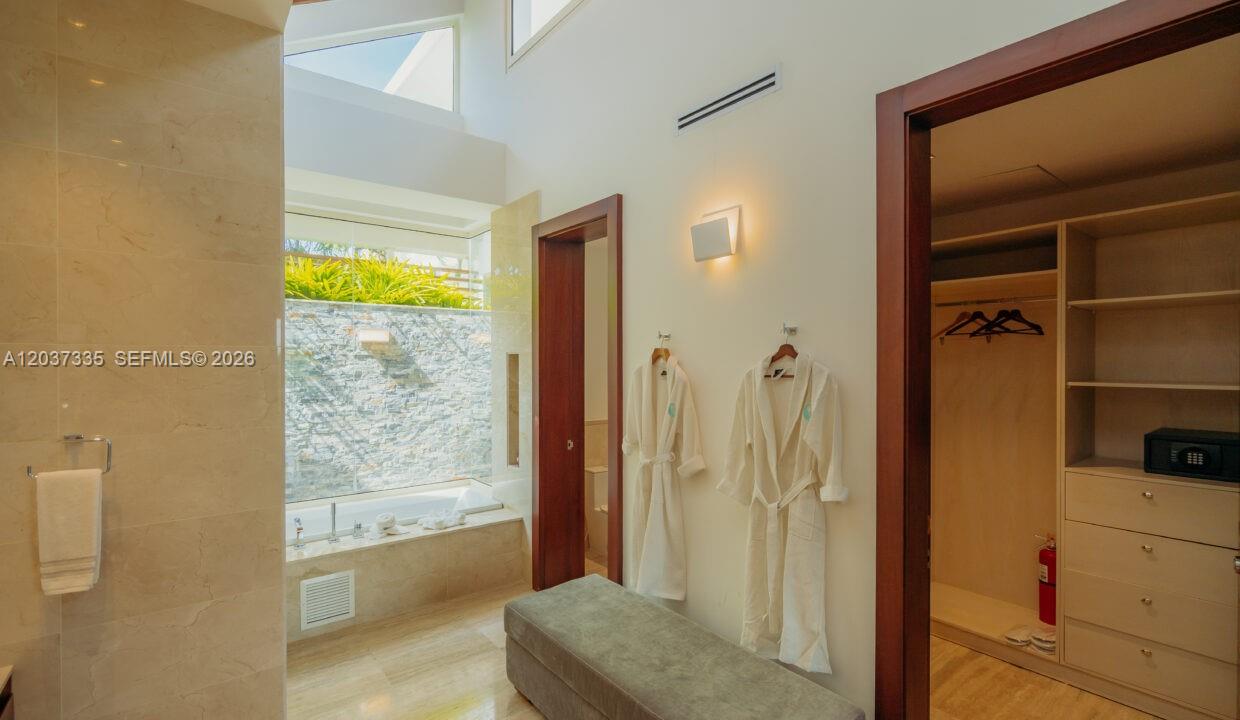 A bathroom features a soaking tub, a walk-in closet, and a stone accent wall — 0 Fundadores de golf, FL, FL