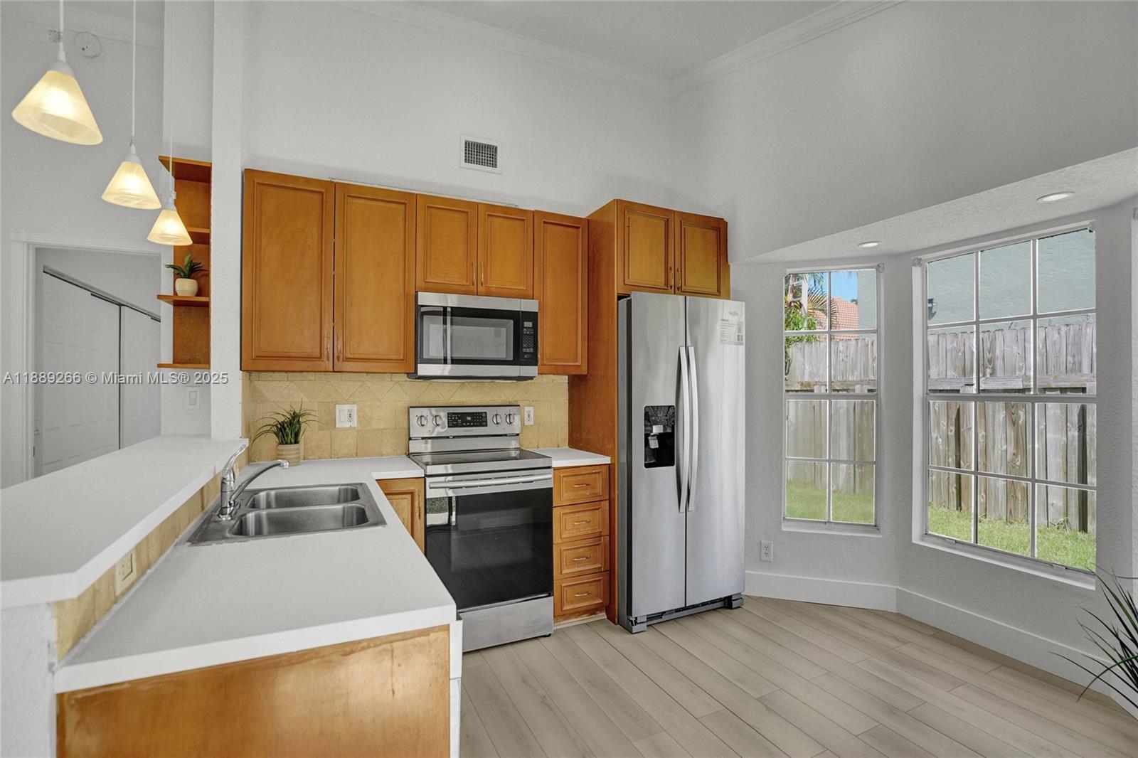 1405 Seagrape Cir, Weston FL 33326