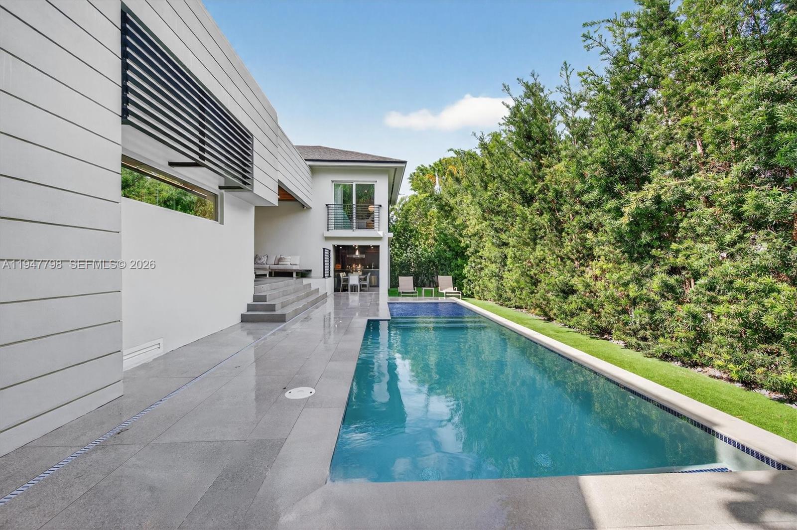 315 Palmwood Ln, Key Biscayne FL 33149