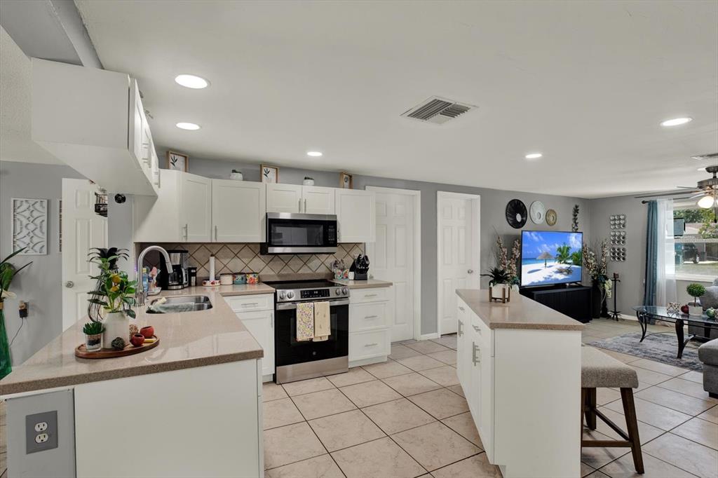 5609 QUIST DRIVE, PORT RICHEY, FL — photo 4 of 23