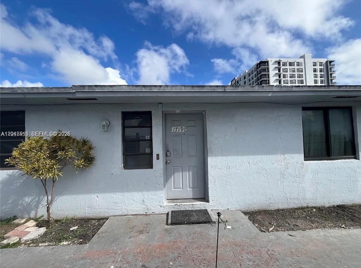 1717 NW 16th St, Miami FL 33125