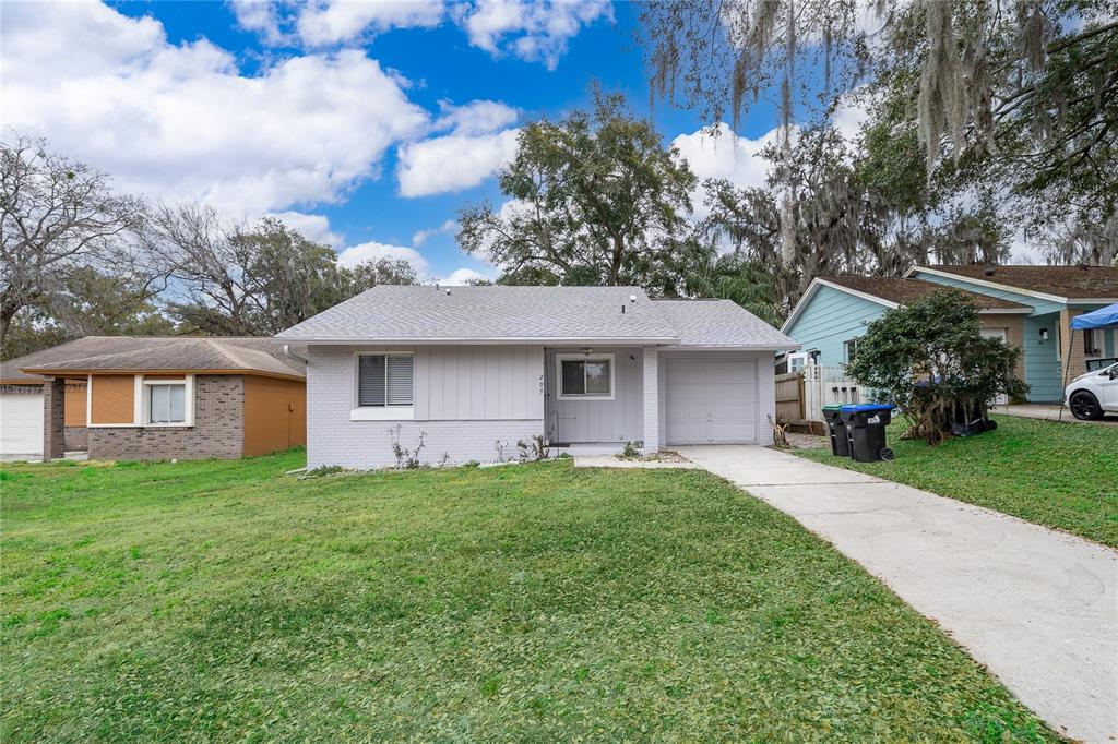 207 LAKE DRIVE
