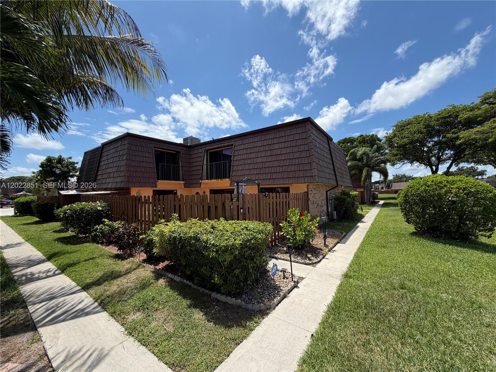 964 Springdale Cir, Palm Springs FL 33461