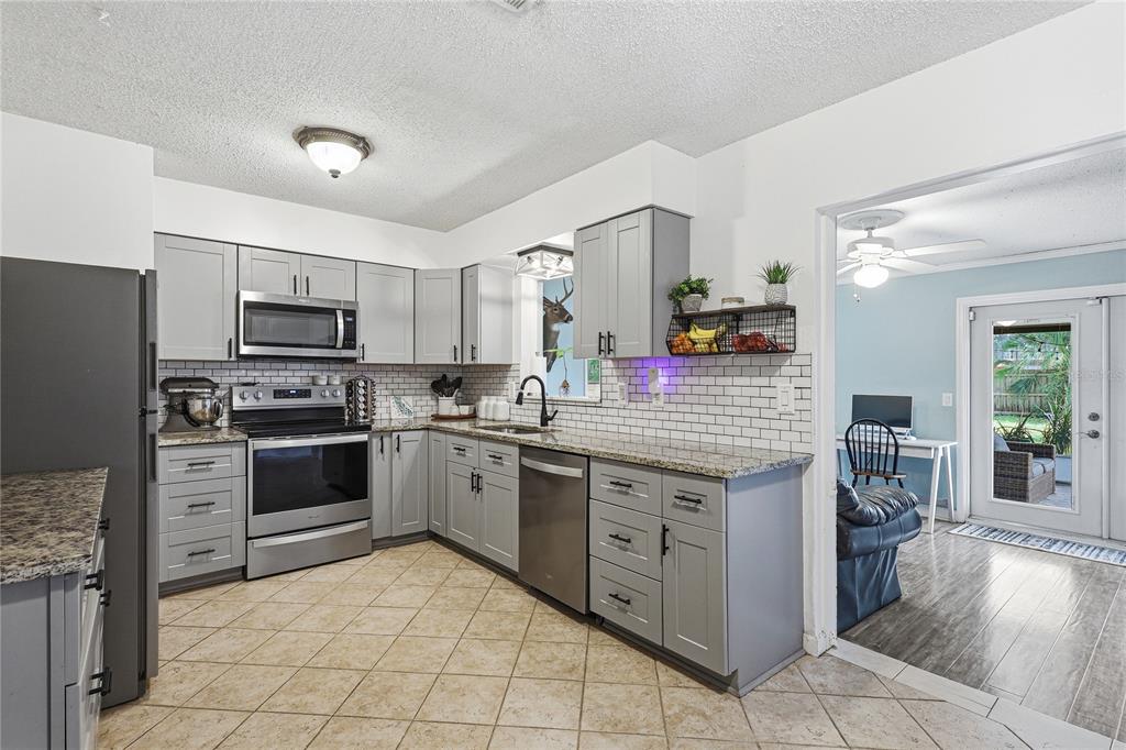 6412 2ND AVENUE W, BRADENTON, FL — photo 5 of 23