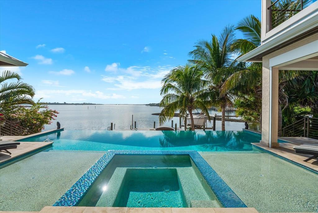 511 BAYVIEW DRIVE, HOLMES BEACH, FL — photo 4 of 30