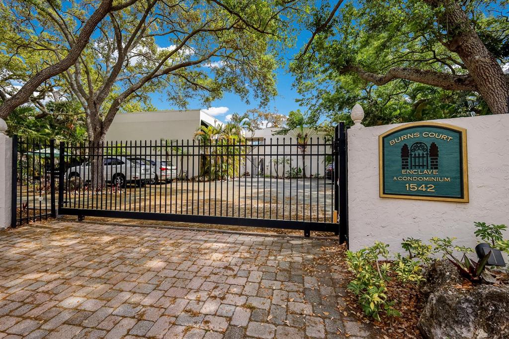 1542 OAK STREET UNIT 6