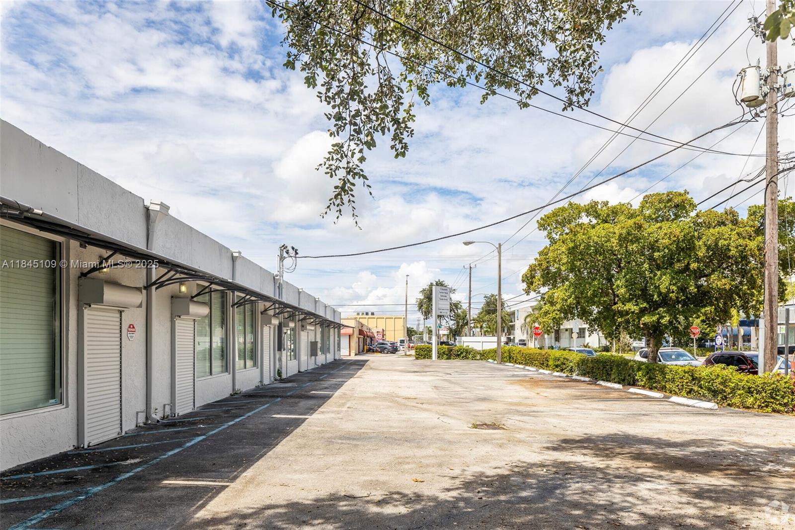 2090 NW 21st St, Miami FL 33142