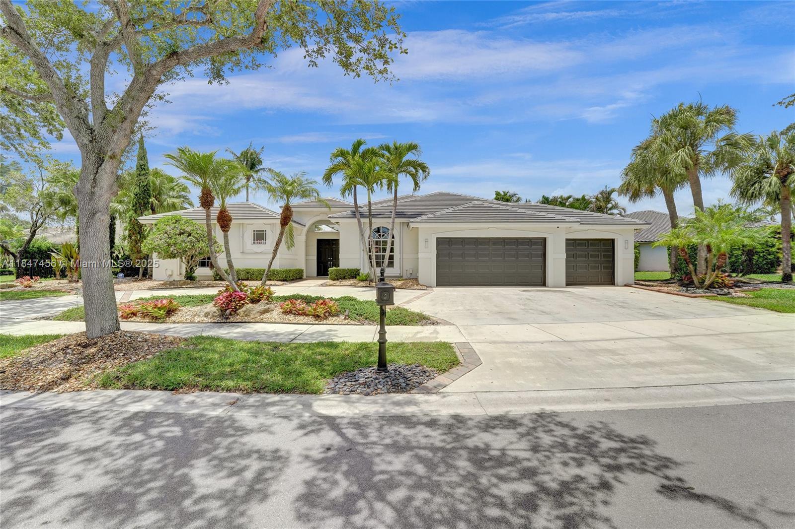 208 Landings Blvd, Weston FL 33327
