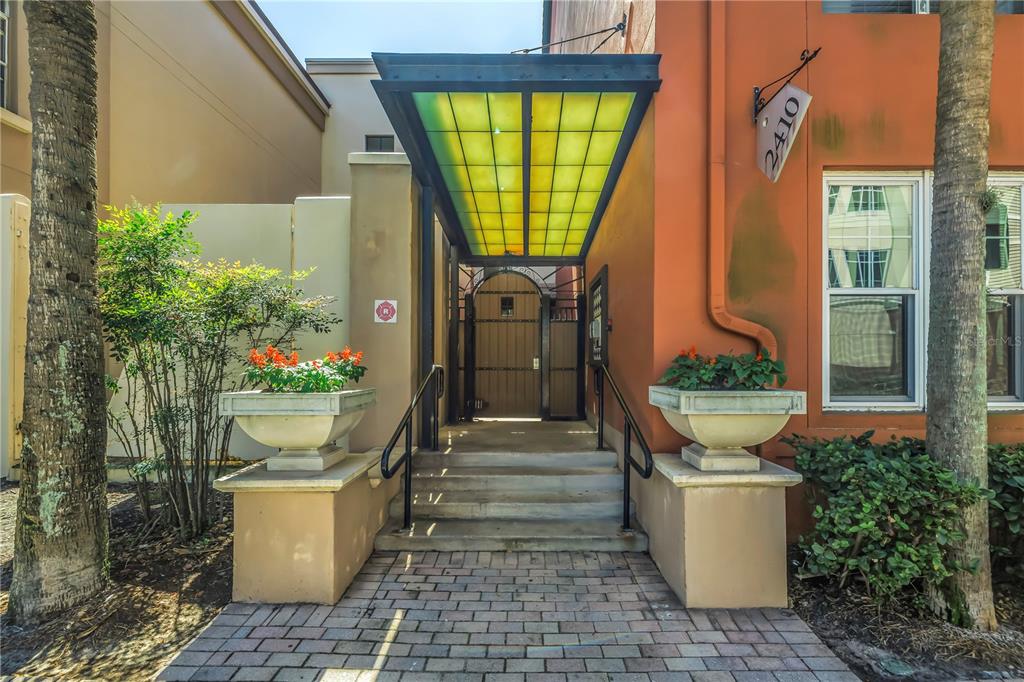 2402 W AZEELE STREET UNIT 423