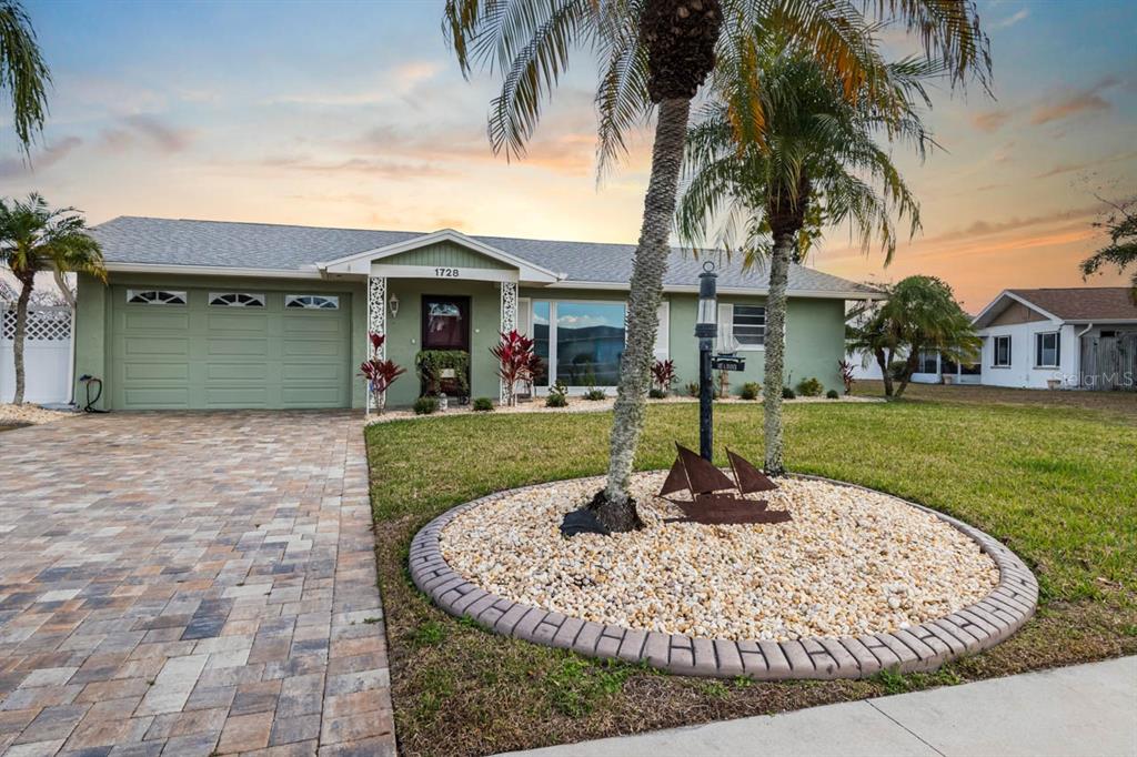 1728 COCO PALM CIRCLE