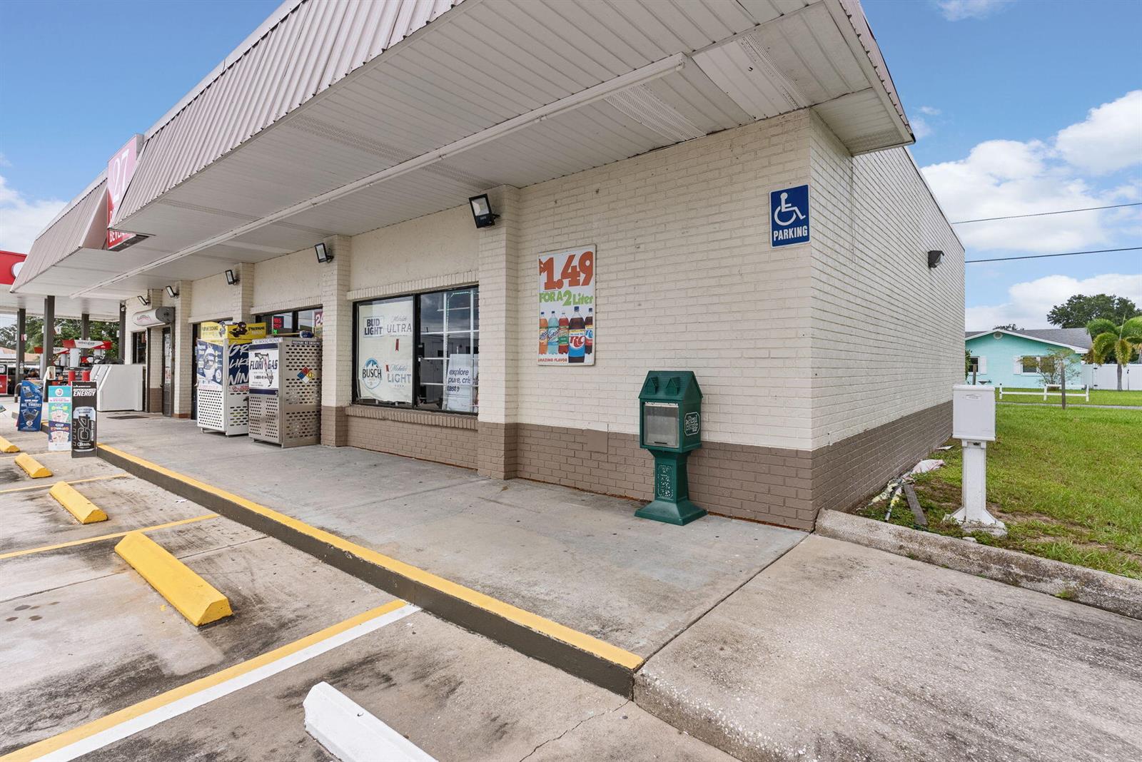 An exterior view of a commercial building with a brick facade and a parking area — 31799 Us Hwy 27, FL 33844, FL