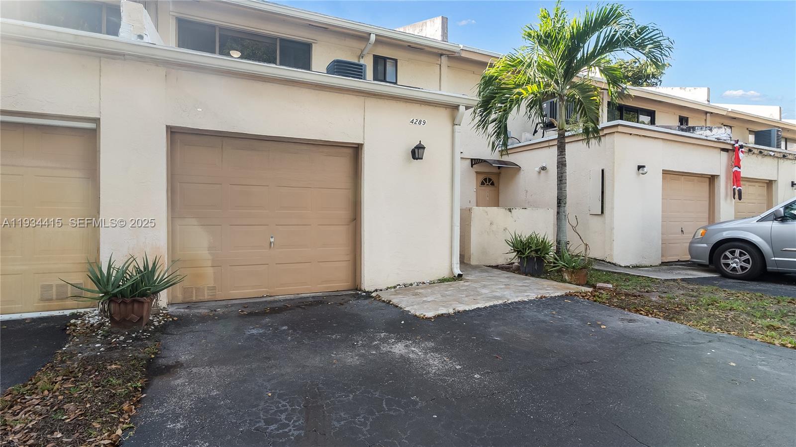 4289 NW 76th Ave, Davie FL 33024