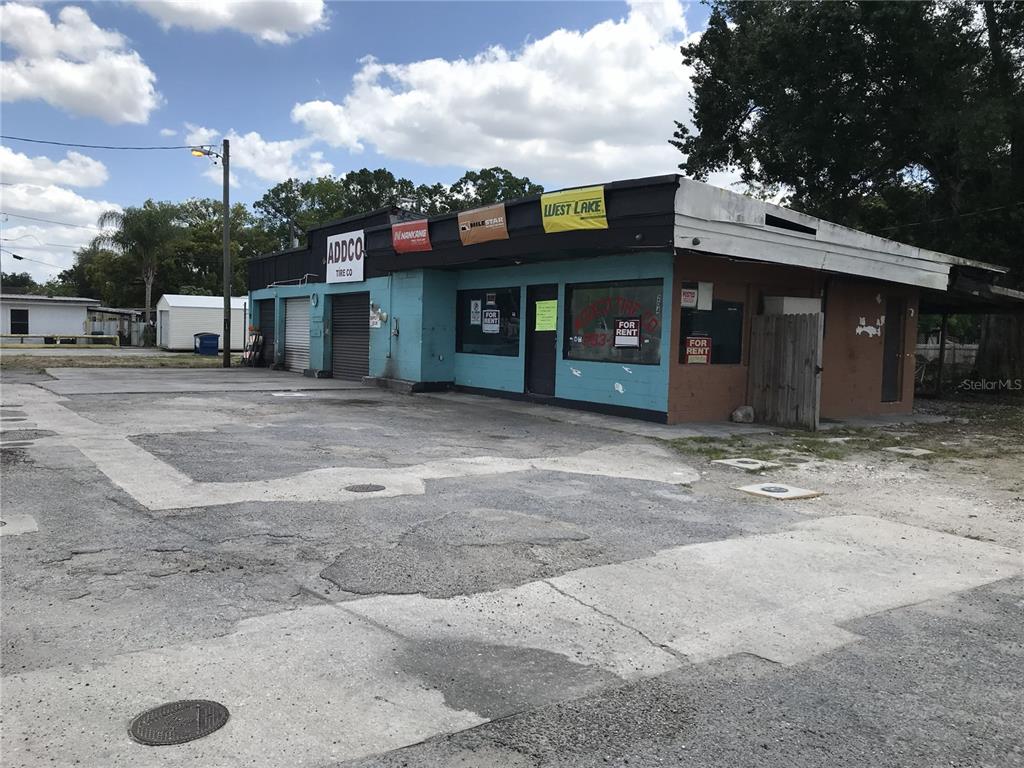 A single-story commercial building with a paved parking lot and multiple for rent signs — 204 SNIVELY AVENUE, ELOISE, FL