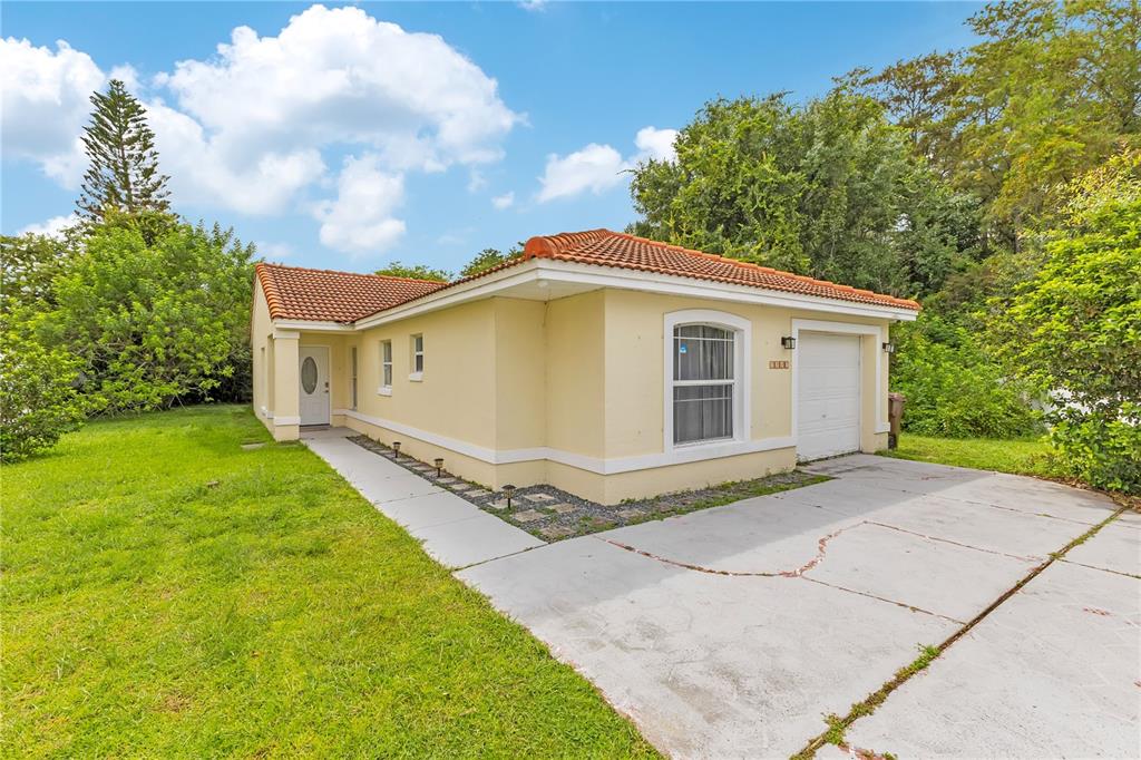 A screened-in patio features a kidney-shaped swimming pool, lounge chairs, and a small seating area — 2346 CORDOVA COURT, KISSIMMEE, FL