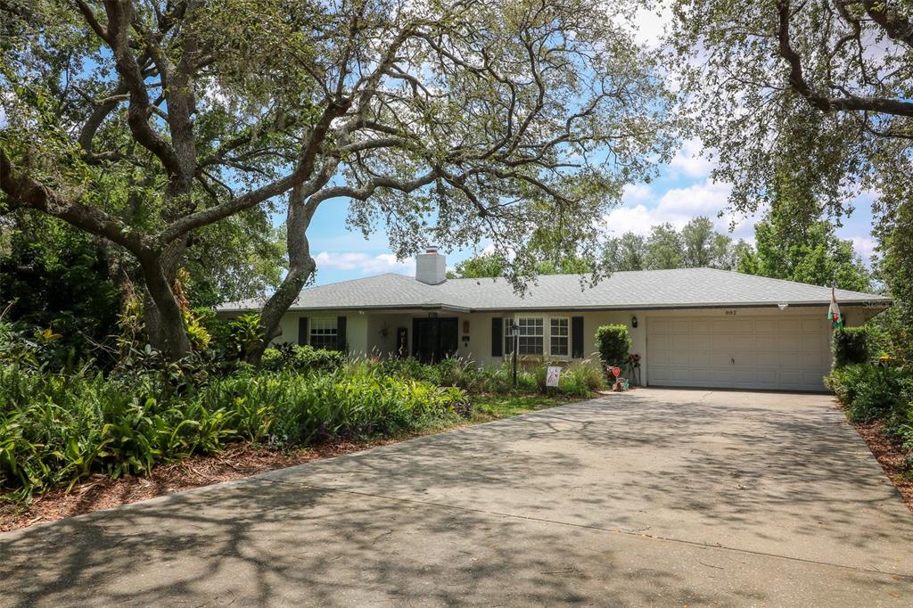 882 REDWOOD WAY