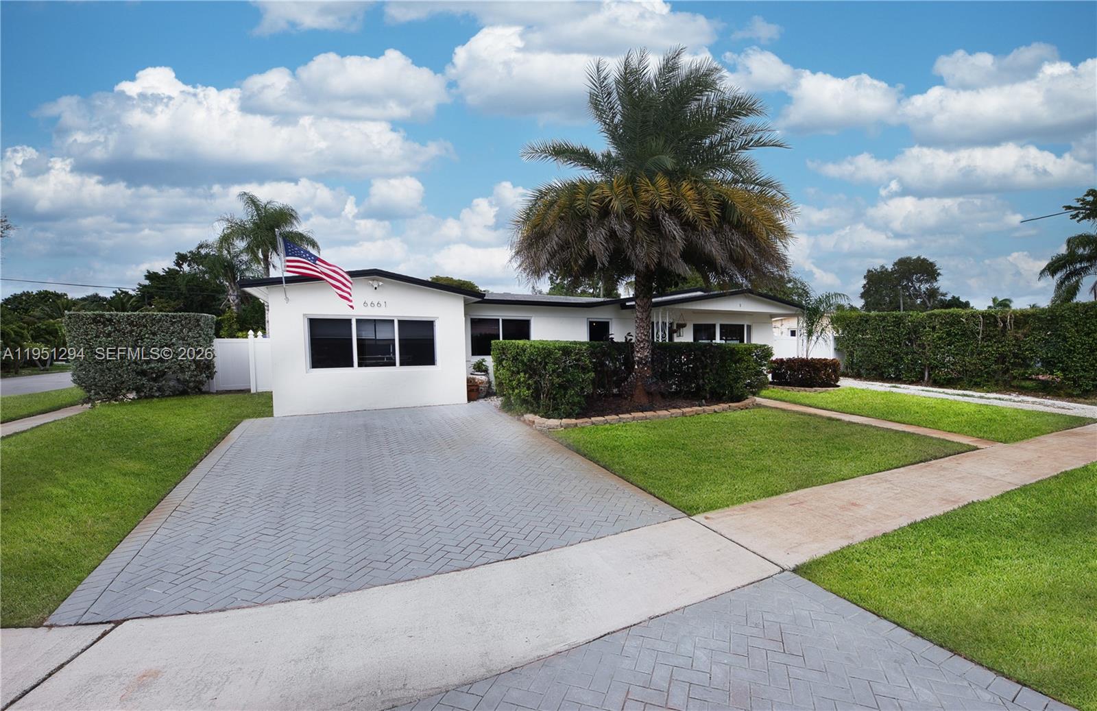 6661 SW 6th St, Pembroke Pines FL 33023