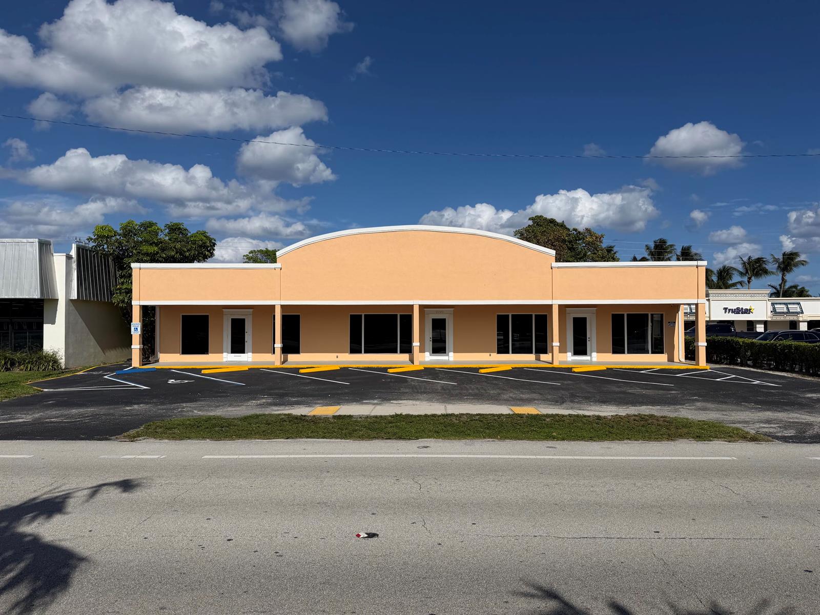 A single-story commercial building with a peach facade and a curved roofline faces a parking lot — 3060 N Federal Highway, Boca Raton FL 33431, BOCA RATON, FL