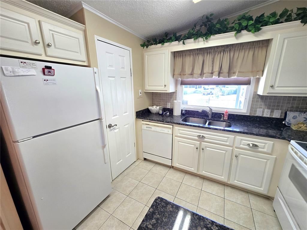 8503 PRINCESS COURT, PALMETTO, FL — photo 5 of 22