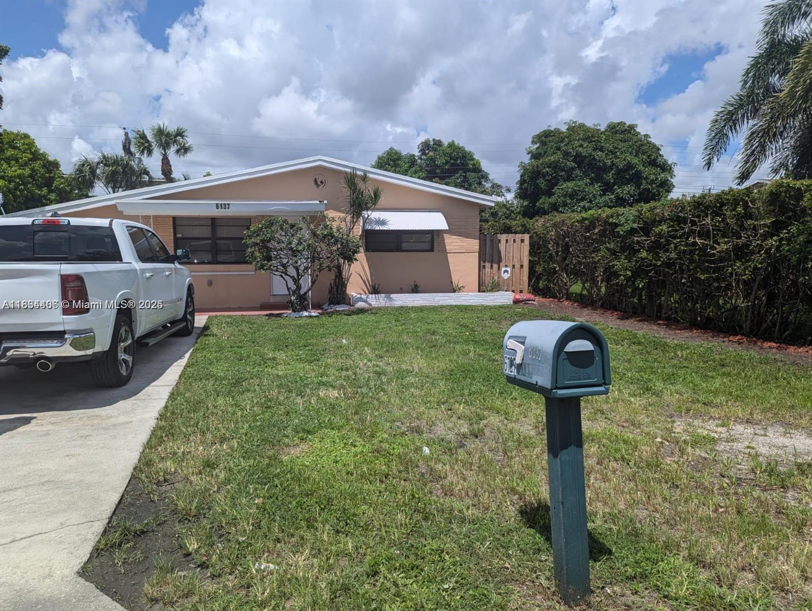 6137 Dewey St, Hollywood FL 33023