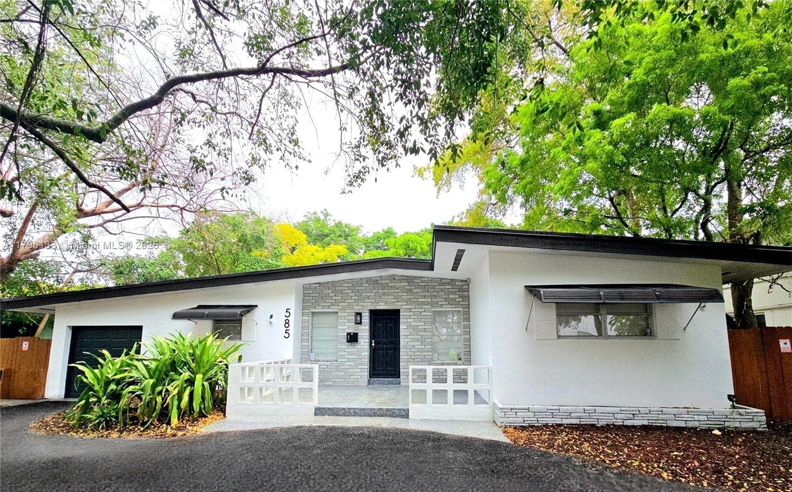 585 NE 138th St, North Miami FL 33161