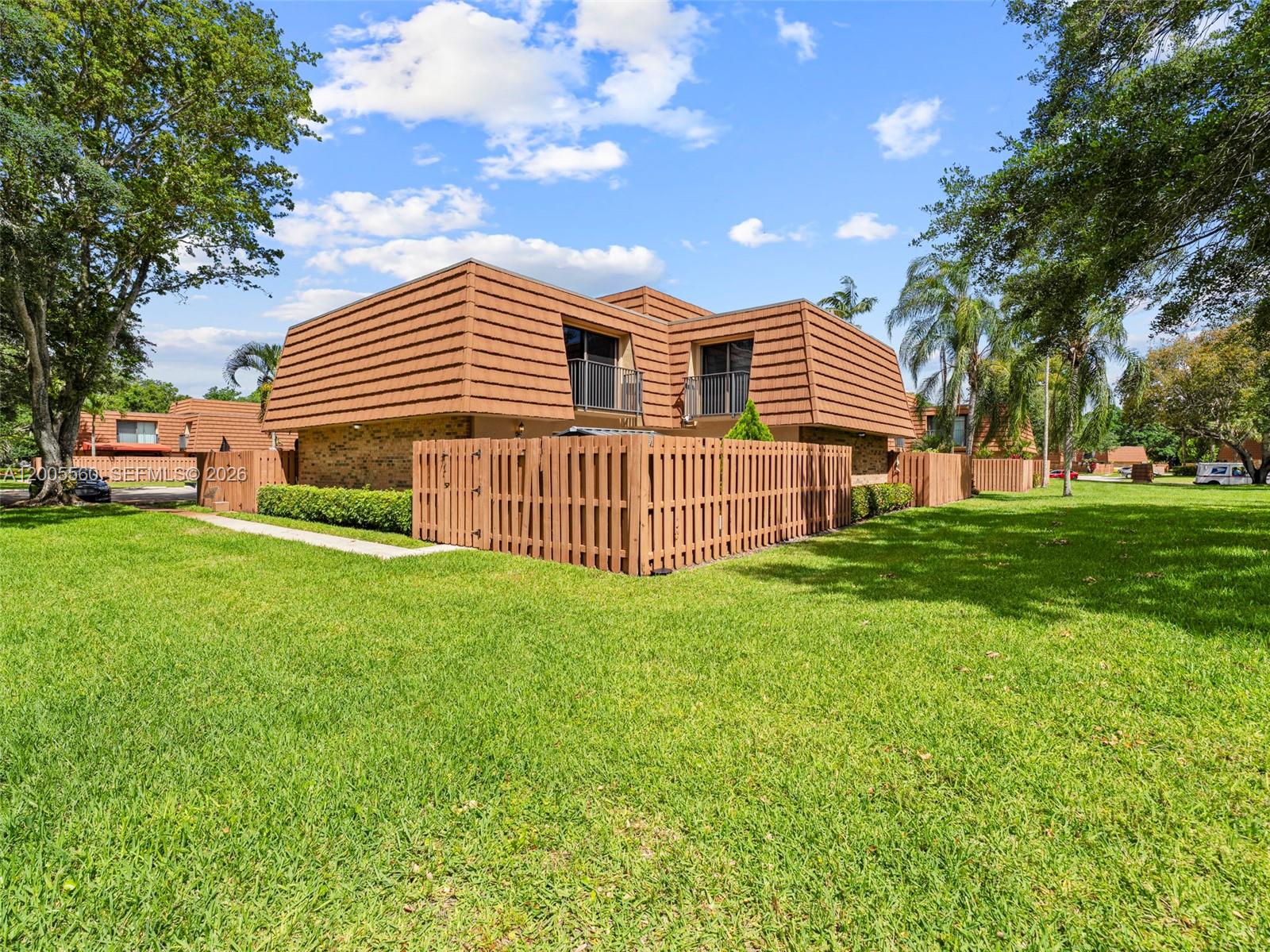 2532 Camelot Ct, Cooper City FL 33026