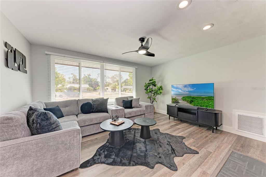 339 SUWANEE AVENUE, SARASOTA, FL — photo 3 of 17