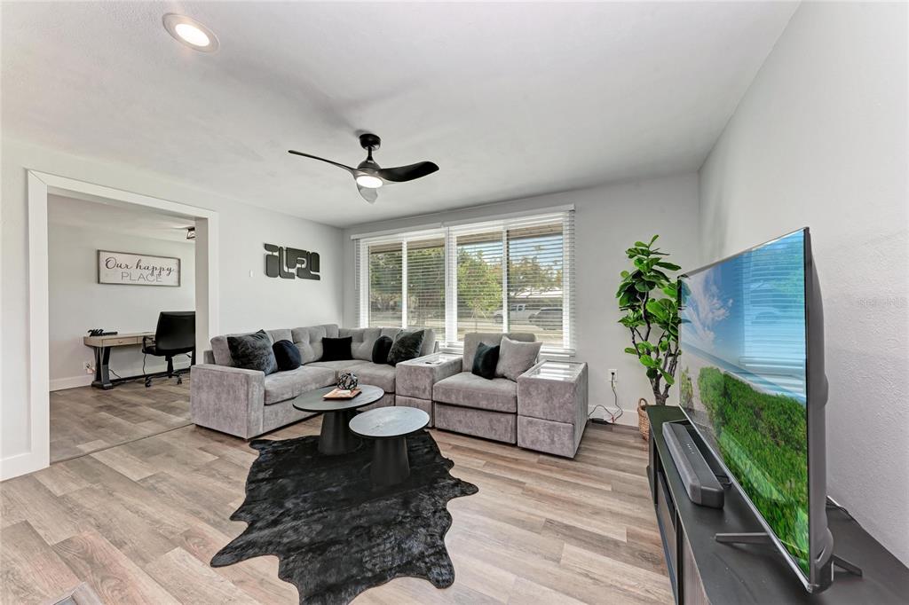 339 SUWANEE AVENUE, SARASOTA, FL — photo 4 of 17