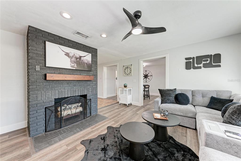 339 SUWANEE AVENUE, SARASOTA, FL — photo 5 of 17