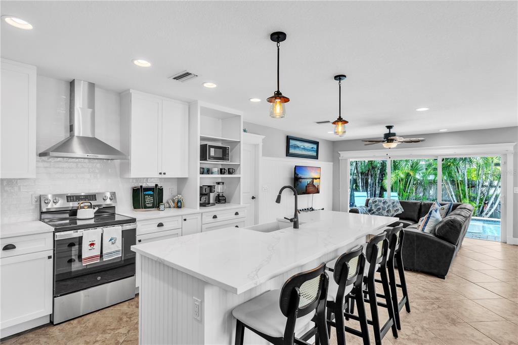 302 67TH STREET, HOLMES BEACH, FL — photo 4 of 30