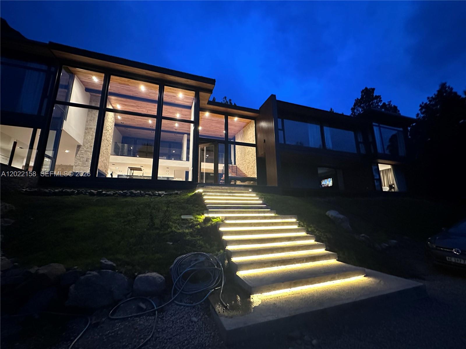 A modern house with large glass windows and illuminated stairs at night — Lote A2-2 Lote A2-2, FL, FL