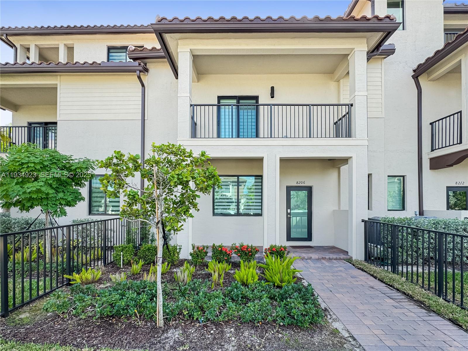 8206 NW 43rd St, Doral FL 33166