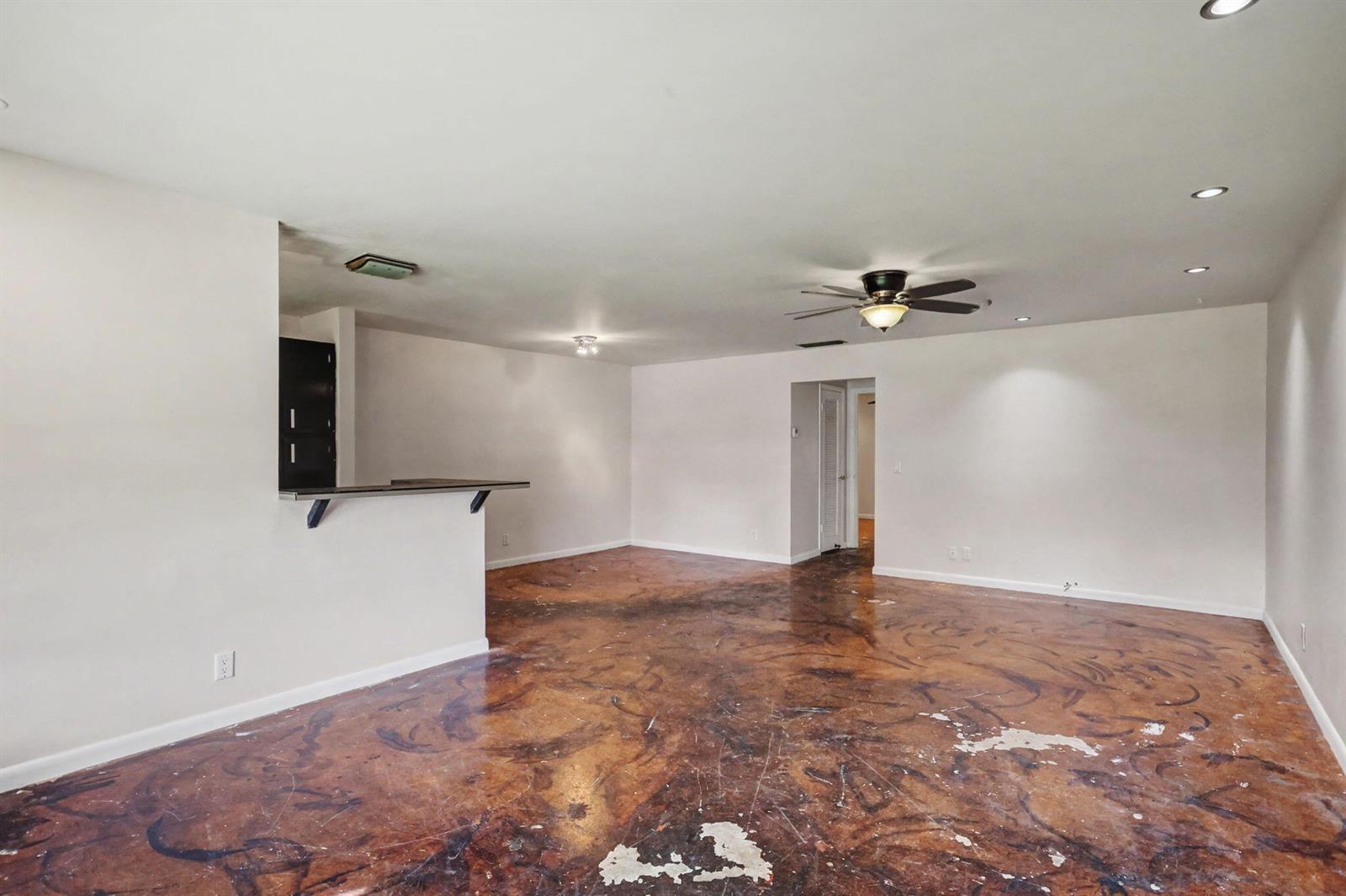 An empty room features white walls, a ceiling fan, and a stained concrete floor — 275 South Boulevard # C, Boynton Beach FL 33435, BOYNTON BEACH, FL