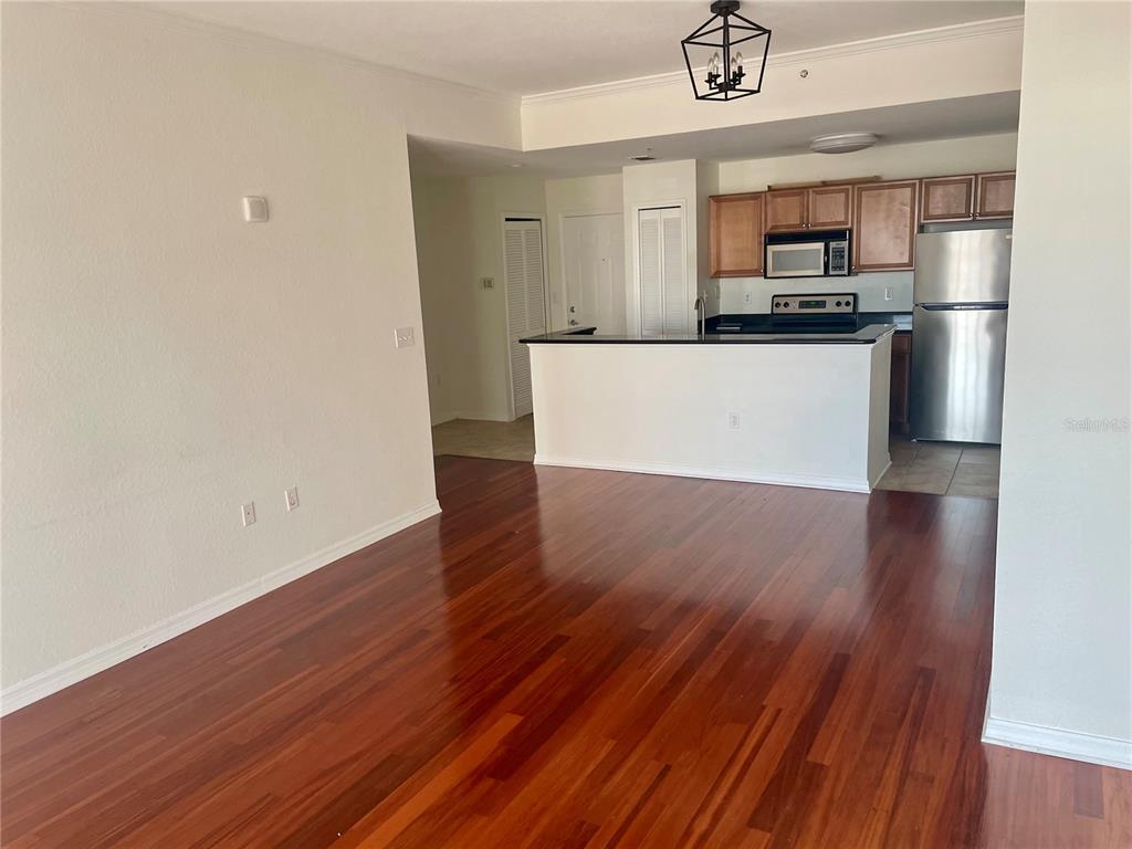 An open-concept living area features hardwood floors, a kitchen island, and stainless steel appliances — 700 S HARBOUR ISLAND BOULEVARD UNIT 536, TAMPA, FL