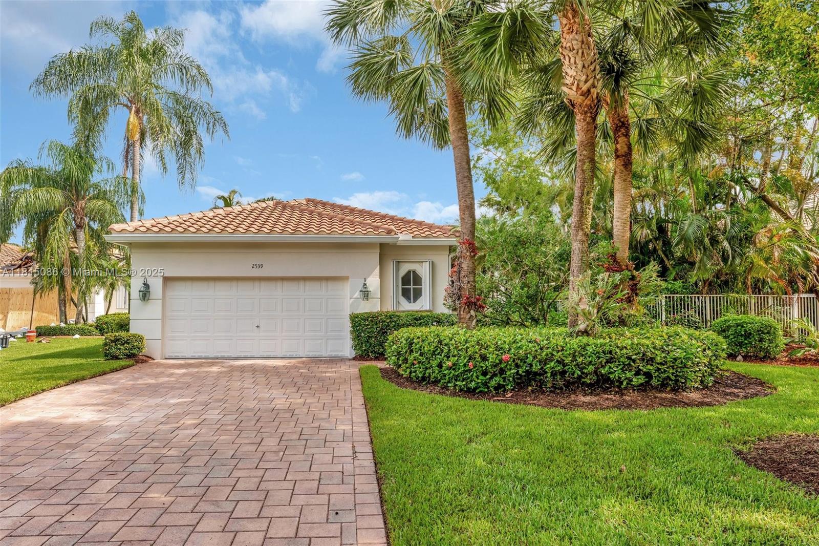 2539 Bay Pointe Dr, Weston FL 33327