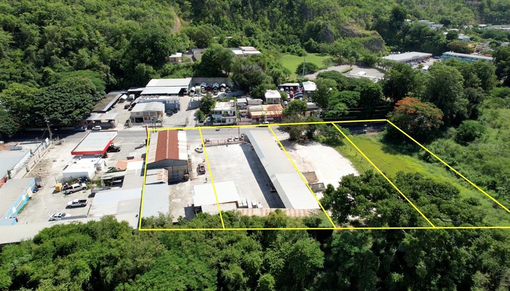 An aerial view shows a commercial property with warehouses and adjacent vacant land — PR 132 km 22.4 BO CANAS, PONCE, PR