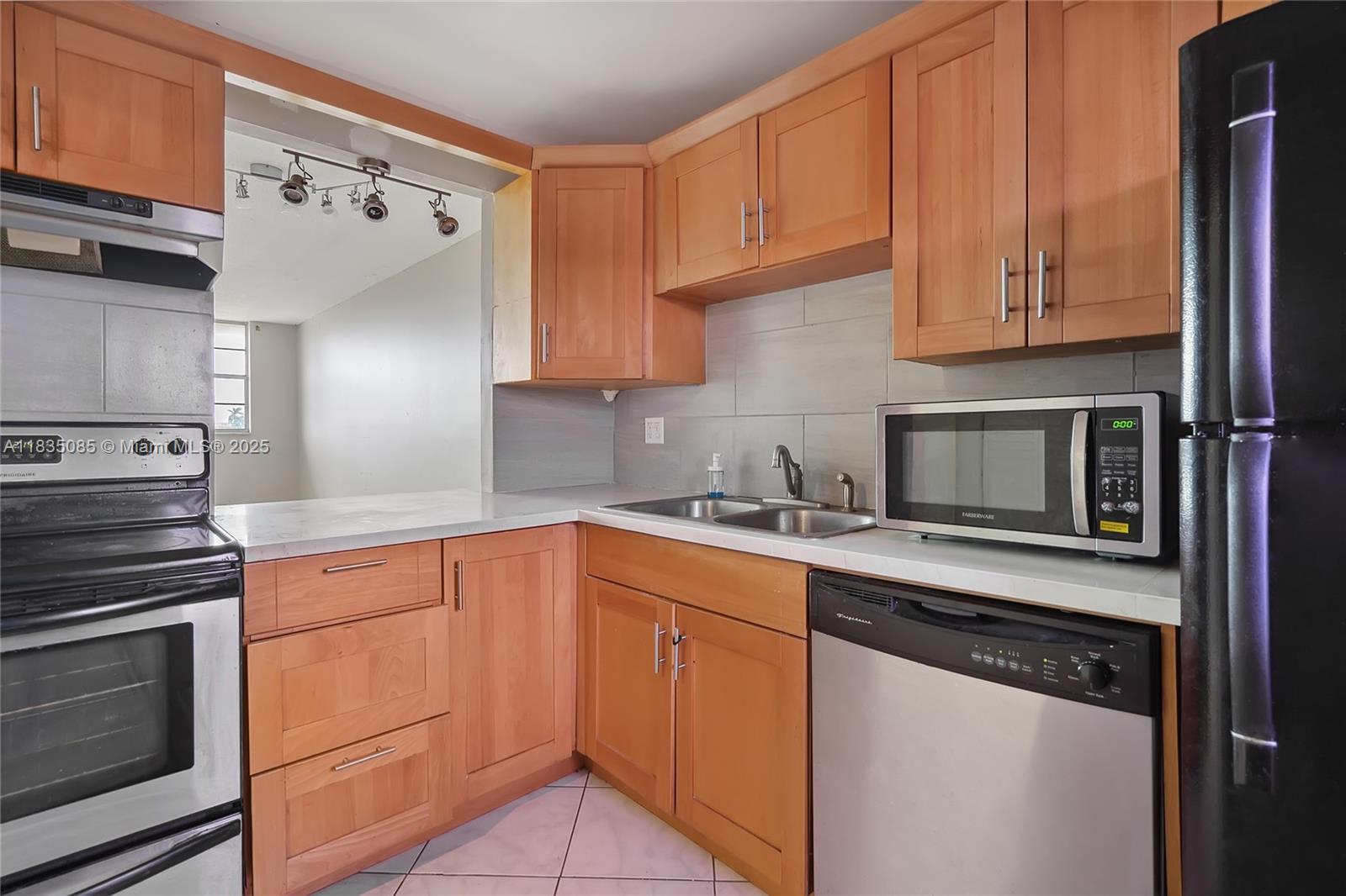 211 NE 8th Ave # 407, Hallandale Beach FL 33009