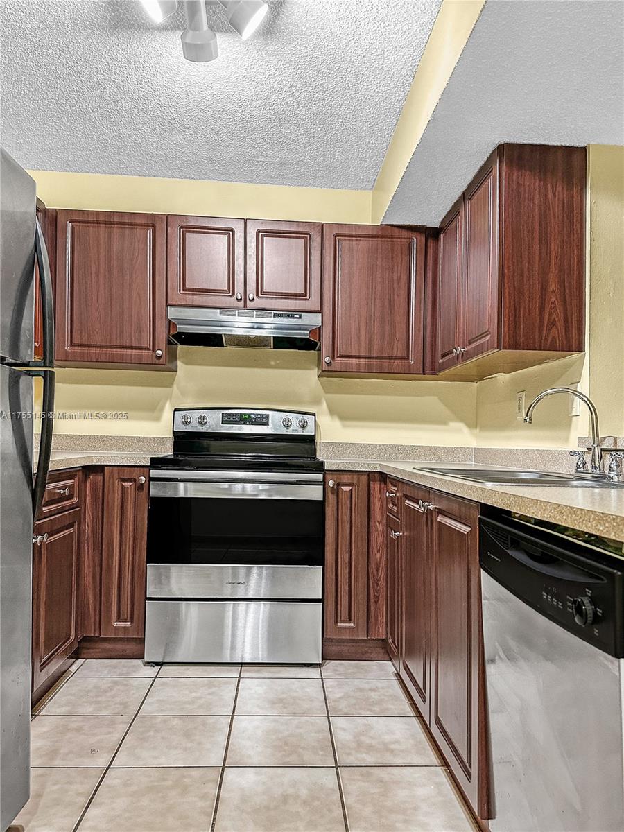250 W Palm Cir W # 103, Pembroke Pines FL 33025