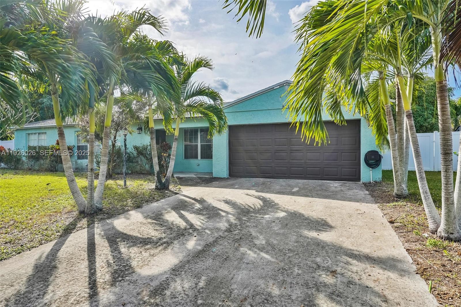 8113 Rose Marie Cir, Boynton Beach FL 33472
