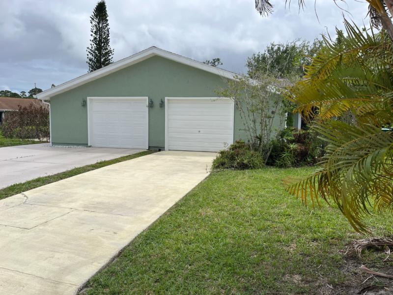 1438 SE Larkwood Circle, Port St. Lucie FL 34952