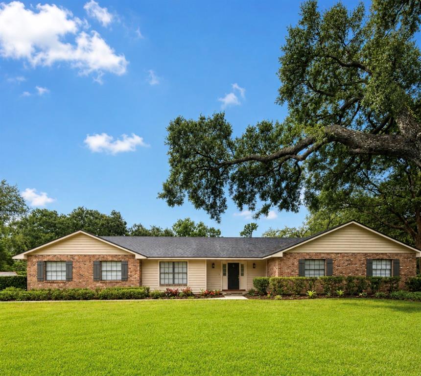 A screened-in pool and hot tub area with a covered patio and outdoor seating — 14140 COUNTRY ESTATE DRIVE, WINTER GARDEN, FL