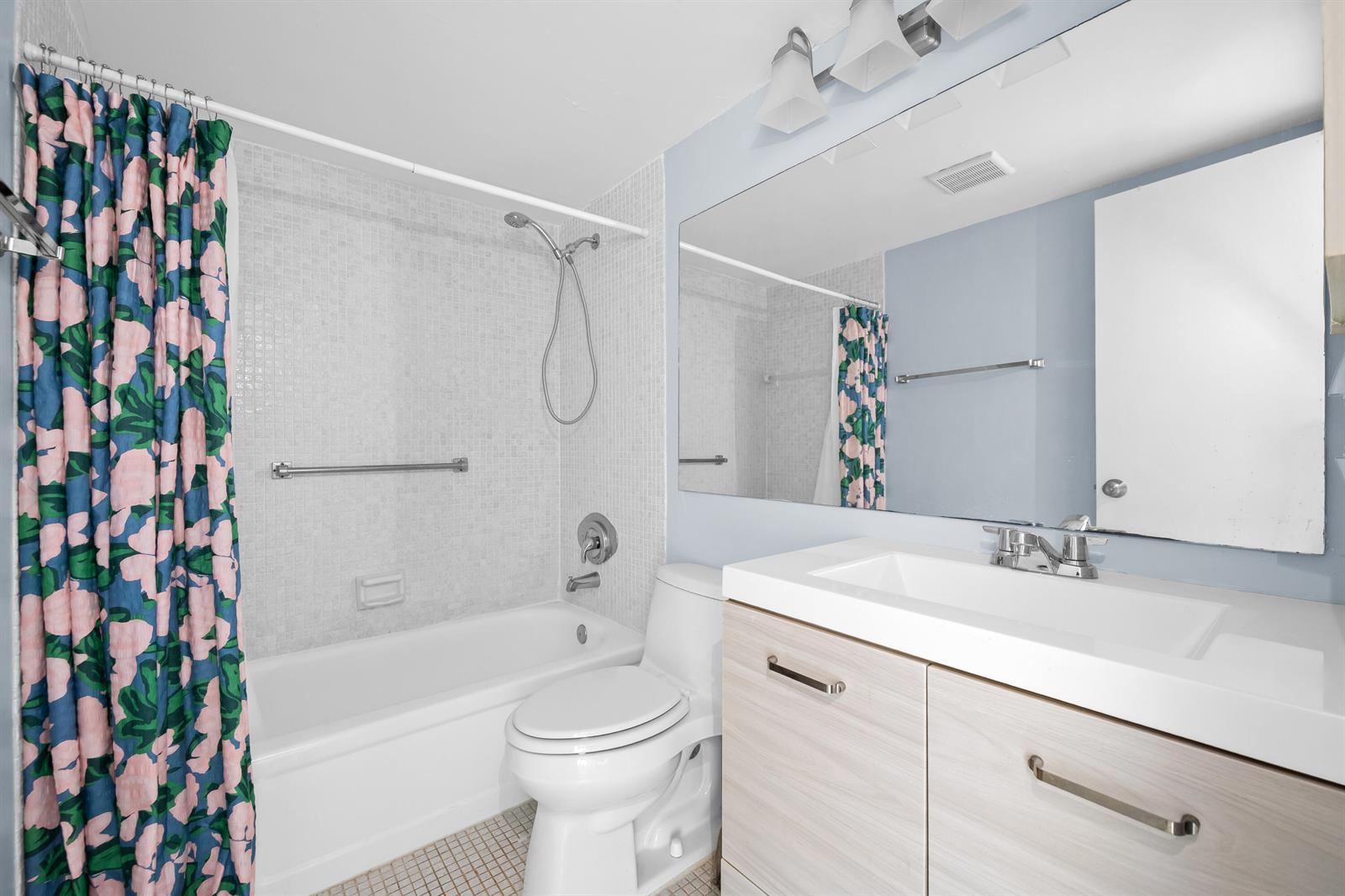 A bathroom featuring a tub-shower combo, a white toilet, and a light wood vanity — 148 Preston Way # 148, Boca Raton FL 33434, BOCA RATON, FL