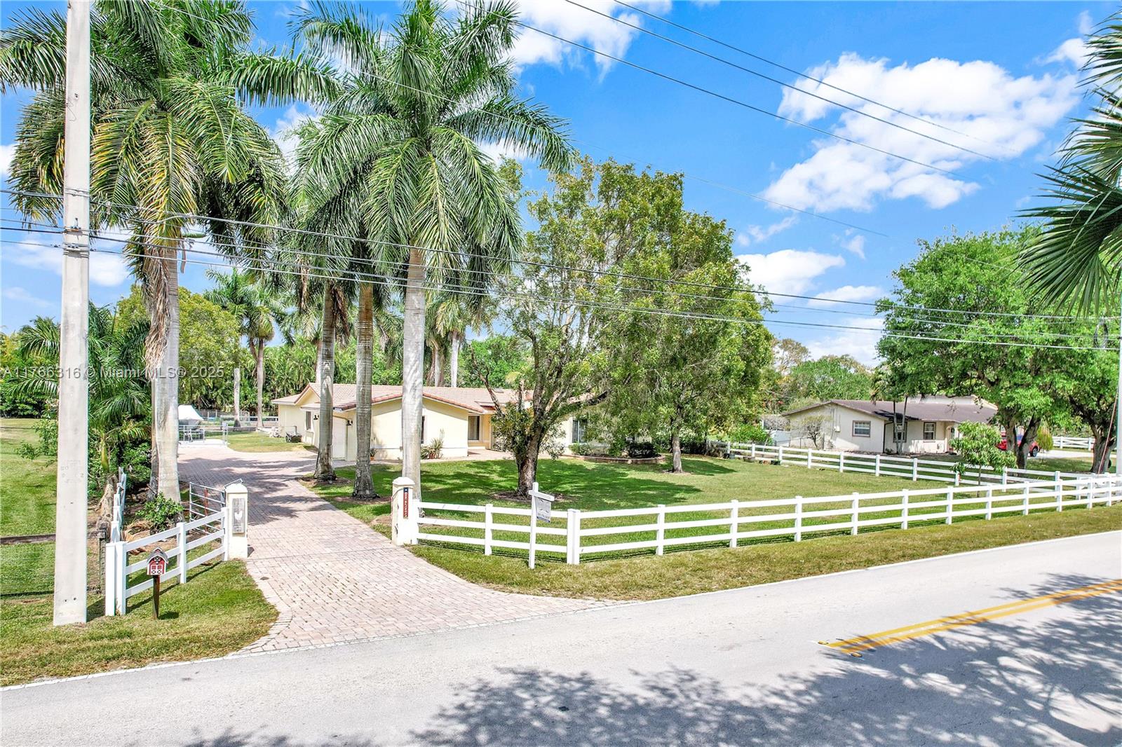14209 SW 26th St, Davie FL 33325