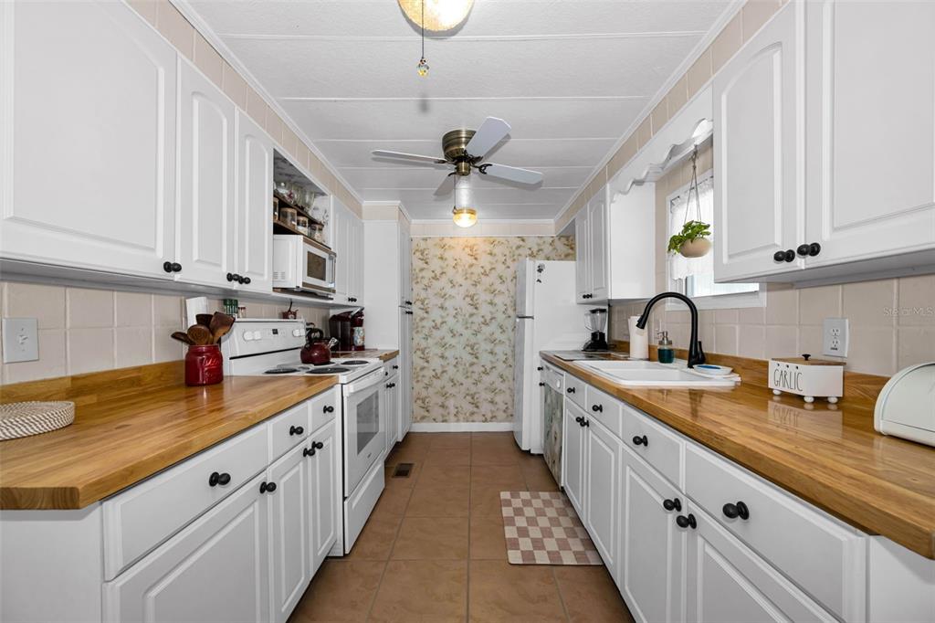 143 MELODY LANE, TARPON SPRINGS, FL — photo 4 of 30