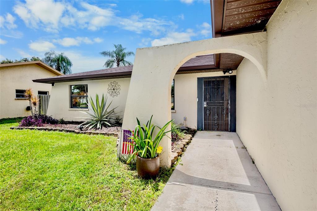 An open-concept living and dining area features tile flooring, a ceiling fan, and a kitchen — 6816 MAUNA LOA BOULEVARD, SARASOTA, FL
