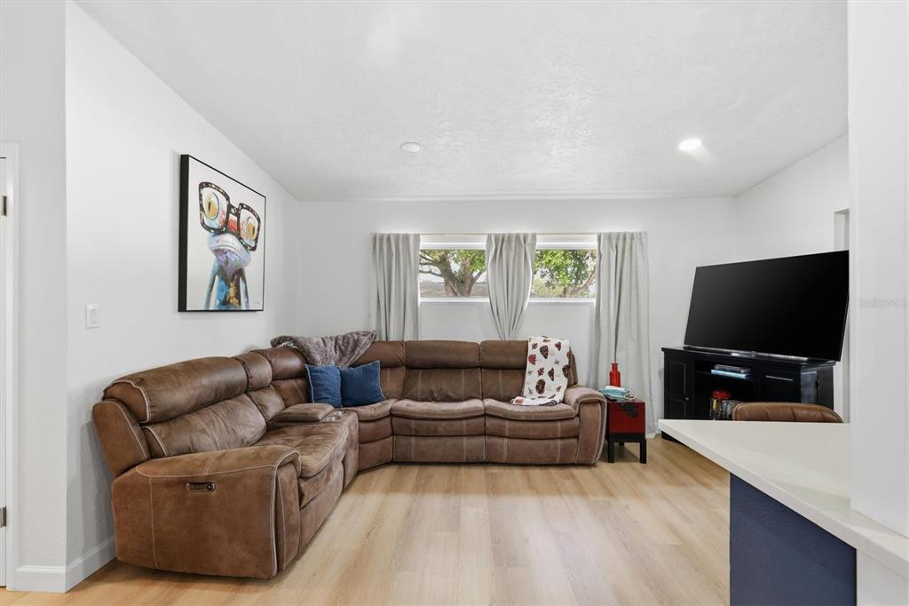 4643 BROOKSDALE DRIVE, SARASOTA, FL — photo 4 of 25