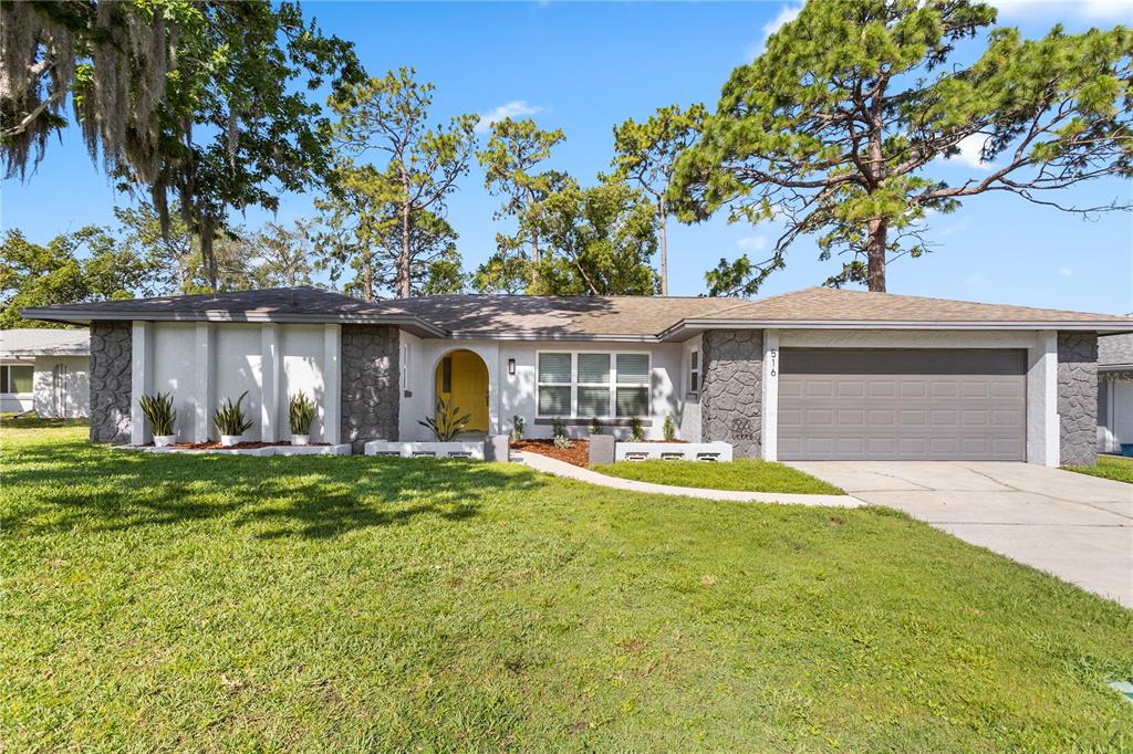 516 OAKWOOD COURT