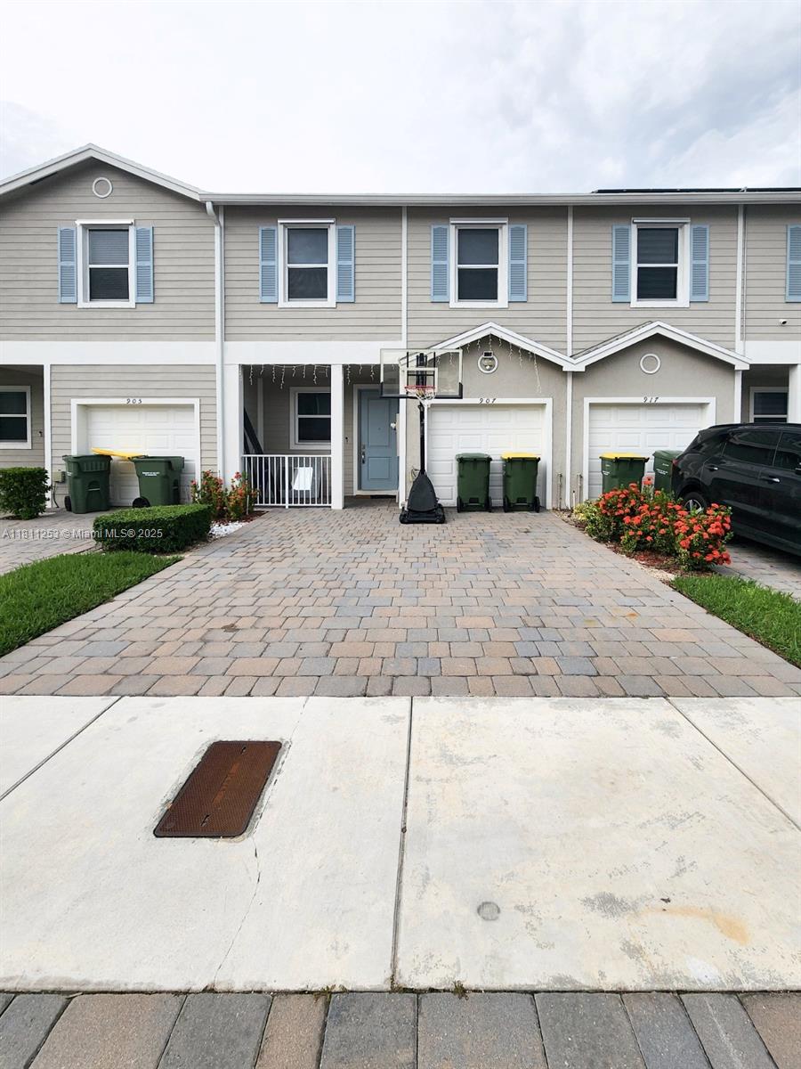 907 SE 17th Ct, Homestead FL 33034
