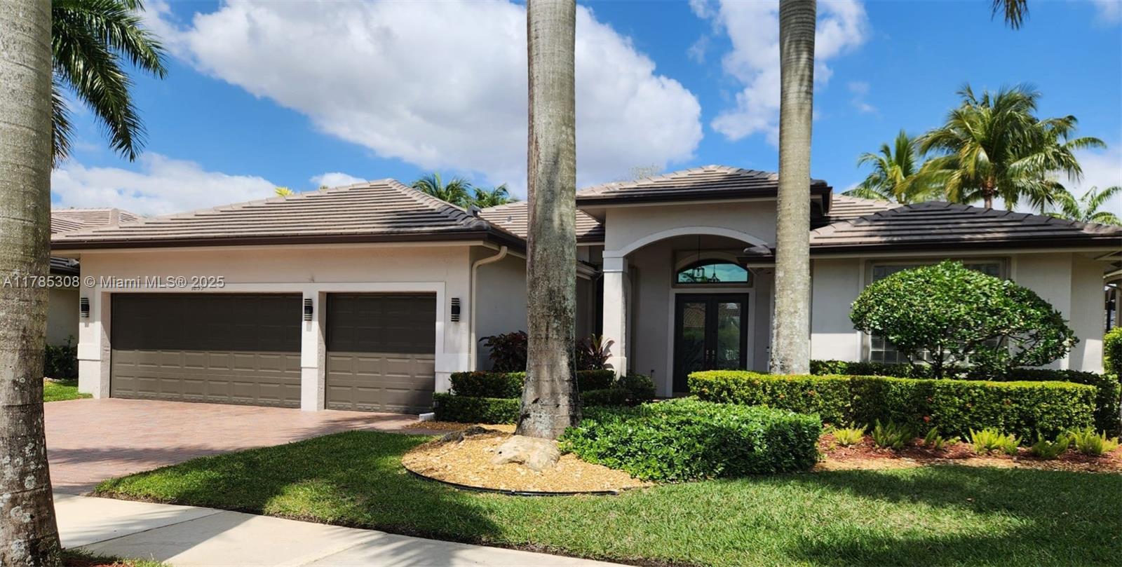 1859 Harbor Pointe Cir, Weston FL 33327